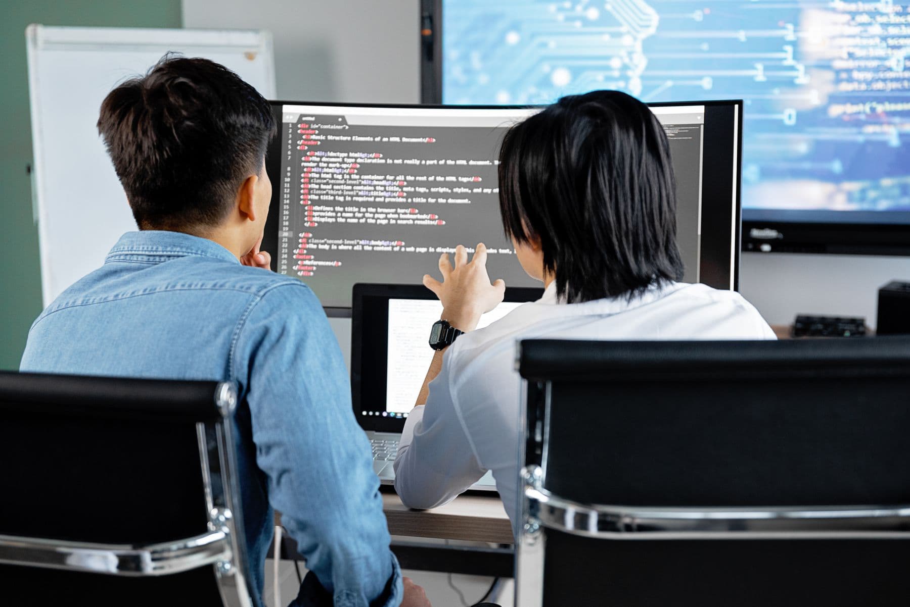 Equipo técnico integrando una solución digital frente a varias pantallas